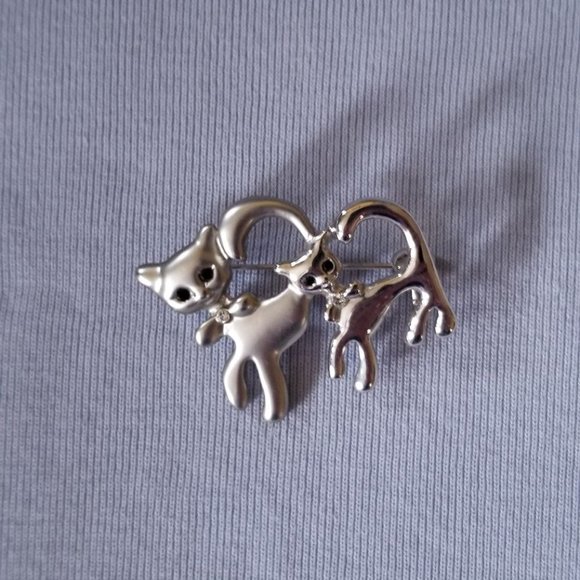 Pretty, cat/kitten brooch, green faceted glass eyes & clear glass jewel on bow - Picture 4 of 6